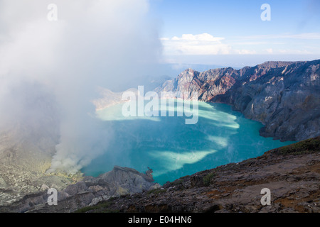 Schwefel-mine und Türkis Säure Kratersee Kawah Ijen, Banyuwangi Regency, Ost-Java, Indonesien Stockfoto