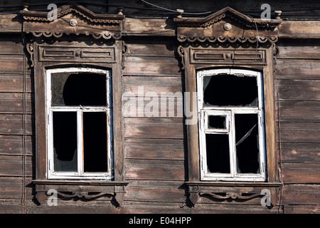 Windows mit zersprungenen Fensterscheiben im Holzgebäude, Irkutsk, Sibirien, Russland Stockfoto