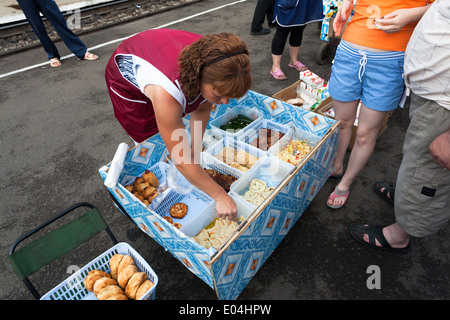 Imbissstand auf der Plattform von einem der Bahnhöfe auf der Strecke der Transsibirischen Eisenbahn, Russland Stockfoto