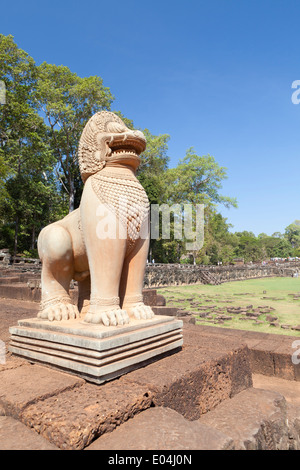 Skulptur eines Löwen als Wächter auf der Terrasse der Elefanten, Angkor Thom, Kambodscha Stockfoto
