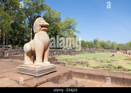 Skulptur eines Löwen als Wächter auf der Terrasse der Elefanten, Angkor Thom, Kambodscha Stockfoto