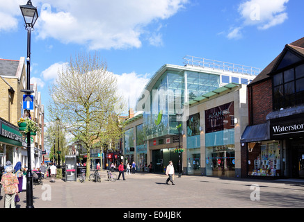 High Street, eine Fußgängerzone Staines-upon-Thames, Surrey, England, Vereinigtes Königreich Stockfoto