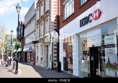 Reihe von Retail Banken, High Street, Staines-upon-Thames, Surrey, England, Vereinigtes Königreich Stockfoto