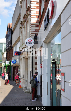 Reihe von Retail Banken, High Street, Staines-upon-Thames, Surrey, England, Vereinigtes Königreich Stockfoto