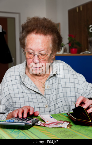 Alte Frau zählt hier Geld, Alte Frau Zaehlt Ihr Geld Stockfoto