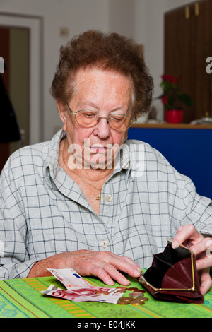 Alte Frau zählt hier Geld, Alte Frau Zaehlt Ihr Geld Stockfoto