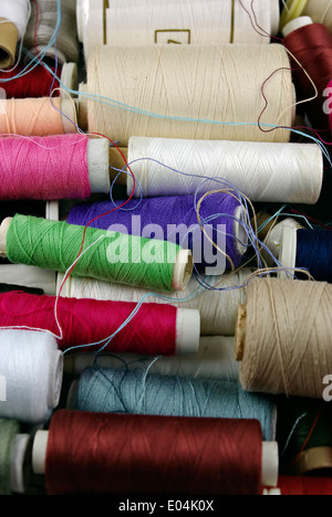 Nähen Baumwolle in verschiedenen Farben, verpackt und ausgepackt, in Kunststoff-Box. Stockfoto