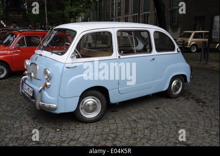 Köln, Deutschland. 27. April 2014. Ein Fiat 600 Multipla von 1963 während "treiben es Tag" in Köln, 27. April 2014. Oldtimer-Besitzer können fahren und zeigen Sie ihre Autos im Herzen von Köln auf Laufwerk es Tag. Foto: Horst Galuschka/Dpa News WIRE SERVICE/Dpa/Alamy Live Stockfoto