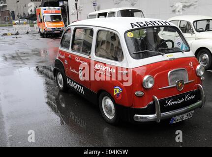 Köln, Deutschland. 27. April 2014. Ein Fiat 600 Multipla von 1963 während "treiben es Tag" in Köln, 27. April 2014. Oldtimer-Besitzer können fahren und zeigen Sie ihre Autos im Herzen von Köln auf Laufwerk es Tag. Foto: Horst Galuschka/Dpa News WIRE SERVICE/Dpa/Alamy Live Stockfoto