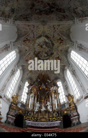 Rottenbuch, Deutschland. 21. April 2014. Ein Blick auf den Altar in der Apsis bei Rottenbuch Klosterkirche in Rottenbuch, Deutschland, 21. April 2014 ausgestellt. Die Pfarrkirche "Mariae Geburt" (Mariä Geburt), eine ehemalige Stiftskirche ist das wertvollste Kulturdenkmal in Rottenbuch. Foto: Felix Hoerhager/Dpa/Alamy Live News Stockfoto