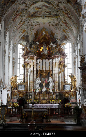 Rottenbuch, Deutschland. 21. April 2014. Ein Blick auf den Altar in der Apsis bei Rottenbuch Klosterkirche in Rottenbuch, Deutschland, 21. April 2014 ausgestellt. Die Pfarrkirche "Mariae Geburt" (Mariä Geburt), eine ehemalige Stiftskirche ist das wertvollste Kulturdenkmal in Rottenbuch. Foto: Felix Hoerhager/Dpa/Alamy Live News Stockfoto