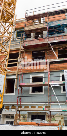 Im alten Wohnhaus in der Stadt wird für neue Wohnungen entwickelt. Schaffung von Wohnraum, Ein Altes Wohnhaus in der Stadt Wird fu Stockfoto