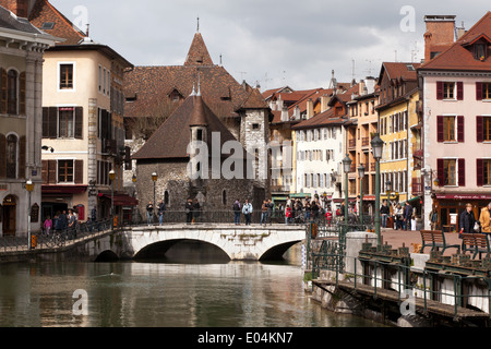 Blick auf das Palais de l ' Ile in dem Thiou Kanal, Annecy-le-Vieux, Frankreich. Stockfoto