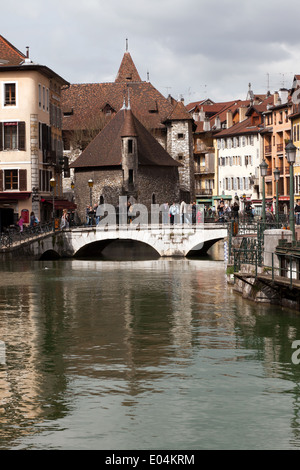 Blick auf das Palais de l ' Ile in dem Thiou Kanal, Annecy-le-Vieux, Frankreich. Stockfoto