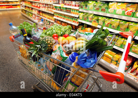 Voll Inkaufswagen mit Obst Gemüse Lebensmittel in Supermärkten, Voller Inkaufswagen Mit Obst Gemuese Lebensmittel im Supermarkt Stockfoto