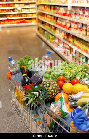 Voll Inkaufswagen mit Obst Gemüse Lebensmittel in Supermärkten, Voller Inkaufswagen Mit Obst Gemuese Lebensmittel im Supermarkt Stockfoto