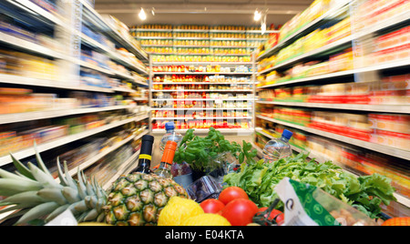 Voll Inkaufswagen mit Obst Gemüse Lebensmittel in Supermärkten, Voller Einkaufswagen Mit Obst Gemuese Lebensmittel im Superma Stockfoto