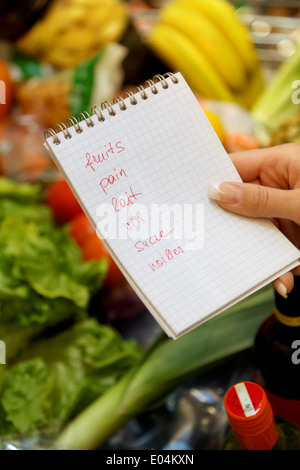 Der französische shopping-Listen in einem Supermarkt kaufen Kutsche, Franzoesischer Einkaufszettel in Einem Supermarkt Mit Einkaufs W Stockfoto