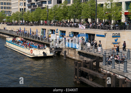 BERLIN, Deutschland - 19. April 2014: Ausflugsschiff an der Spree. Traditionelle Zeitvertreib Besucher und Bewohner von Berlin. Stockfoto