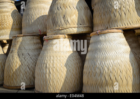 Handgefertigte Korbwaren verwenden zum klebrigen Reis dämpfen aus Bambus gefertigt. Stockfoto