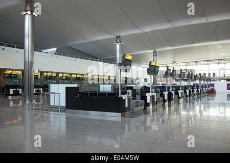 London Heathrow Flughafen terminal 2 check-in Schalter Stockfoto