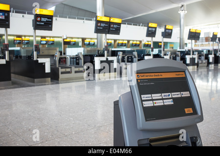 London Heathrow Flughafen terminal 2 Self-Service Check-In terminal Stockfoto