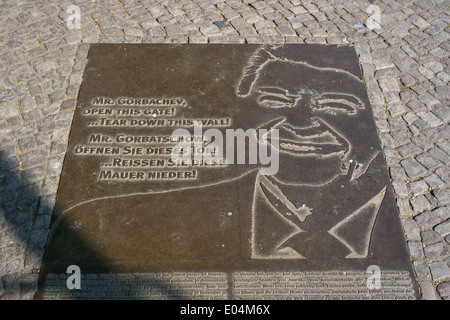 Gedenktafel an die Stelle der Berliner Mauer mit einem Fragment des Textes von US-Präsident Ronald Reagan Stockfoto