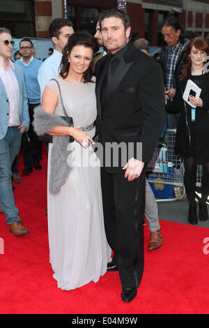 Karen Hardy und Mann kommt für die "Plastik"-Premiere am Odeon West End, Leicester Square, London. 29/04/2014/Picture alliance Stockfoto