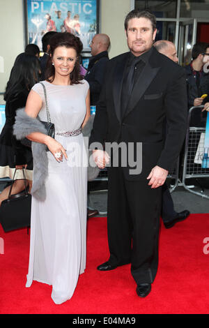 Karen Hardy und Mann kommt für die "Plastik"-Premiere am Odeon West End, Leicester Square, London. 29/04/2014/Picture alliance Stockfoto