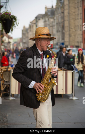 Ein Porträt eines Mannes Straßenbusker Musiker spielt ein Saxophon in Edinburgh Schottland Stockfoto