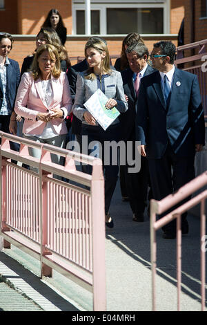 Madrid, Spanien. 30. April 2014. Prinzessin Letizia von Spanien besucht die Maria Moliner Schule am 30. April 2014 in Madrid, Spanien. / Picture Alliance © Dpa/Alamy Live-Nachrichten Stockfoto