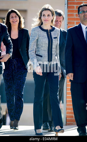 Madrid, Spanien. 30. April 2014. Prinzessin Letizia von Spanien besucht die Maria Moliner Schule am 30. April 2014 in Madrid, Spanien. / Picture Alliance © Dpa/Alamy Live-Nachrichten Stockfoto