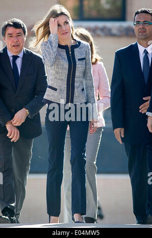 Madrid, Spanien. 30. April 2014. Prinzessin Letizia von Spanien besucht die Maria Moliner Schule am 30. April 2014 in Madrid, Spanien. / Picture Alliance © Dpa/Alamy Live-Nachrichten Stockfoto