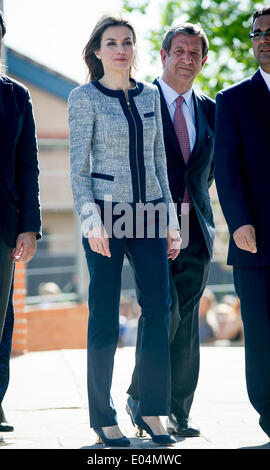 Madrid, Spanien. 30. April 2014. Prinzessin Letizia von Spanien besucht die Maria Moliner Schule am 30. April 2014 in Madrid, Spanien. / Picture Alliance © Dpa/Alamy Live-Nachrichten Stockfoto