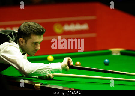 Sheffield, Yorkshire, Großbritannien. 1. Mai 2014. Mark Selby in Aktion gegen Neil Robertson auf 2014 Dafabet World Snooker Championship Halbfinale Finale 1. Sitzungen (am besten von 33 Frames gespielt mehr als 4 Sitzungen), Crucible Theatre in Sheffield, Yorkshire, England. Bildnachweis: Jimmy Whhittee/Alamy Live-Nachrichten Stockfoto