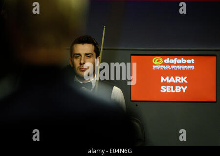 Sheffield, Yorkshire, Großbritannien. 1. Mai 2014. Mark Selby in Aktion gegen Neil Robertson auf 2014 Dafabet World Snooker Championship Halbfinale Finale 1. Sitzungen (am besten von 33 Frames gespielt mehr als 4 Sitzungen), Crucible Theatre in Sheffield, Yorkshire, England. Bildnachweis: Jimmy Whhittee/Alamy Live-Nachrichten Stockfoto