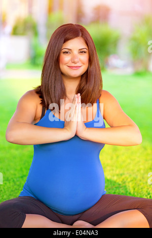 Schwangere, die Sport im freien Stockfoto