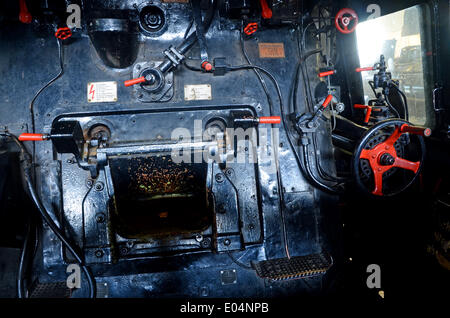 Bochum-Dahlhausen, Deutschland. 23. April 2014. Ingenieur-Station in Lok 01 008 der Deutschen Bahn in 1922 und bis 1973 in Betrieb im Eisenbahnmuseum Bochum-Dahlhausen, Deutschland, 23. April 2014 abgebildet ist. Das Museum eröffnete im Jahr 1977 von der deutschen Gesellschaft für Eisenbahngeschichte befindet sich in Bochum-Dahlhausen Bahnhof tätiges Unternehmen, das im Jahr 1969 geschlossen wurde. Es Deutschlands größte private Eisenbahnmuseum. Foto: Horst Ossinger/Dpa News WIRE SERVICE/Dpa/Alamy Live Stockfoto