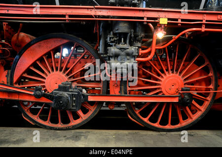 Bochum-Dahlhausen, Deutschland. 23. April 2014. Die Antriebsräder von der Lokomotive 01 008 machte im Jahr 1922 und im Einsatz, bis 1973 Pictued am Schild Eisenbahnmuseum in Bochum-Dahlhausen, Deutschland, 23. April 2014 sind. Das Museum eröffnete im Jahr 1977 von der deutschen Gesellschaft für Eisenbahngeschichte befindet sich in Bochum-Dahlhausen Bahnhof tätiges Unternehmen, das im Jahr 1969 geschlossen wurde. Es Deutschlands größte private Eisenbahnmuseum. Foto: Horst Ossinger/Dpa News WIRE SERVICE/Dpa/Alamy Live Stockfoto