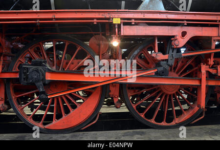 Bochum-Dahlhausen, Deutschland. 23. April 2014. Die Antriebsräder von der Lokomotive 01 008 machte im Jahr 1922 und im Einsatz, bis 1973 Pictued am Schild Eisenbahnmuseum in Bochum-Dahlhausen, Deutschland, 23. April 2014 sind. Das Museum eröffnete im Jahr 1977 von der deutschen Gesellschaft für Eisenbahngeschichte befindet sich in Bochum-Dahlhausen Bahnhof tätiges Unternehmen, das im Jahr 1969 geschlossen wurde. Es Deutschlands größte private Eisenbahnmuseum. Foto: Horst Ossinger/Dpa News WIRE SERVICE/Dpa/Alamy Live Stockfoto