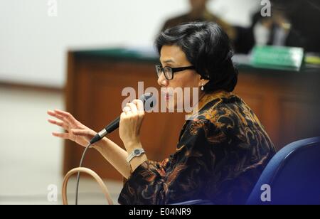 Jakarta, Indonesien. 2. Mai 2014. Weltbank, managing Director und indonesischen Ex-Finanzminister Sri Mulyani spricht bei der Staatsanwaltschaft, wie sie ihr Zeugnis bei einem Versuch eines ehemaligen stellvertretenden Gouverneurs von Indonesien Zentralbank am Hof in Jakarta, Indonesien, Jakarta Anti-Korruption 2. Mai 2014 gibt. Sri Mulyani ist der Kronzeuge eines Skandals über ein 580 Millionen US-Dollar Rettungspaket für Bank Jahrhundert in 2008, berichteten lokale Medien. © Zulkarnain/Xinhua/Alamy Live-Nachrichten Stockfoto