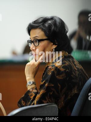 Jakarta, Indonesien. 2. Mai 2014. Weltbank, managing Director und indonesischen Ex-Finanzminister Sri Mulyani hört an die Staatsanwaltschaft, wie sie ihr Zeugnis bei einem Versuch eines ehemaligen stellvertretenden Gouverneurs von Indonesien Zentralbank am Hof in Jakarta, Indonesien, Jakarta Anti-Korruption 2. Mai 2014 gibt. Sri Mulyani ist der Kronzeuge eines Skandals über ein 580 Millionen US-Dollar Rettungspaket für Bank Jahrhundert in 2008, berichteten lokale Medien. © Zulkarnain/Xinhua/Alamy Live-Nachrichten Stockfoto