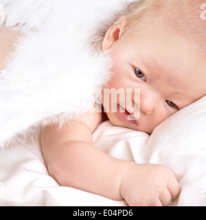 Closeup Portrait von süßer Engel Baby, neugeborenes Kind tragen weiße flauschige Flügel, glückliche und gesunde Kindheit, Religion-Konzept Stockfoto