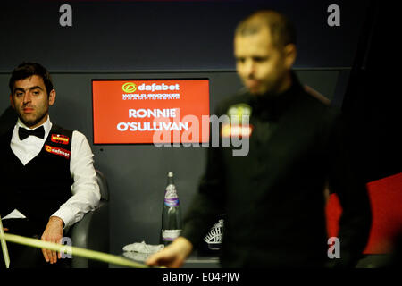 Sheffield, Yorkshire, UK, 1. Mai 2014. Barry Hawkins in Aktion gegen Ronnie O'Sullivan bei 2014 Dafabet World Snooker Championship Halbfinale 1. Sitzungen (am besten von 33 Frames gespielt mehr als 4 Sitzungen), Crucible Theatre in Sheffield, Yorkshire, England. Bildnachweis: Jimmy Whhittee/Alamy Live-Nachrichten Stockfoto