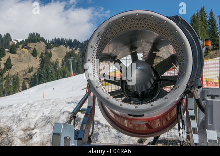 Schneekanone vor Skipiste Stockfoto