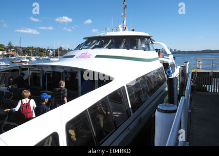 Sydney-Fähre ankommt in Watsons Bay im östlichen Vororten Sydneys, Australien Stockfoto