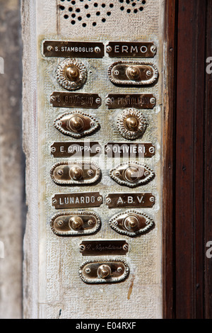 Bellen Sie Zeichen mit mehreren Lamellen in im italienischen Wohnhaus, Klingelschild Mit Mehreren Klingen ein Einem Italienischen Wohnhaus Stockfoto