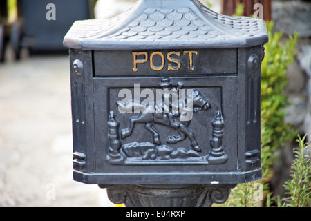 Individuelle Mail-Box aus Metall in einem privaten Haus, Individueller Briefkasten aus Metall ein Einems Privat Haus Stockfoto