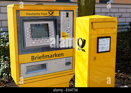 Briefmarken-Maschine der Post mit dem dazugehörigen Feld Zeichen, Briefmarken Automat der Post Mit Nebenstehendem Postkasten Stockfoto