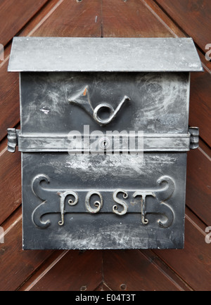 Individuelle Mail-Box aus Metall in einem privaten Haus, Individueller Briefkasten aus Metall ein Einems Privat Haus Stockfoto